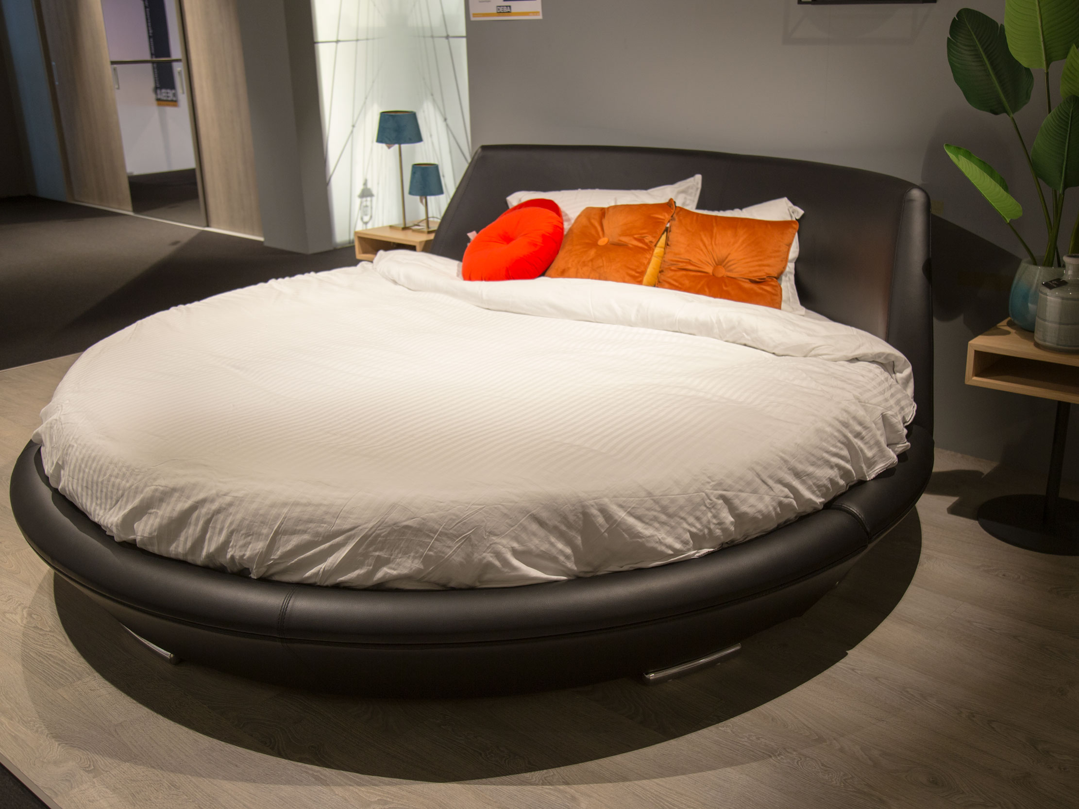 dek Bereiken emulsie Rond bed met matras en beddengoed zwart Ø260 cm | DEBA Meubelen