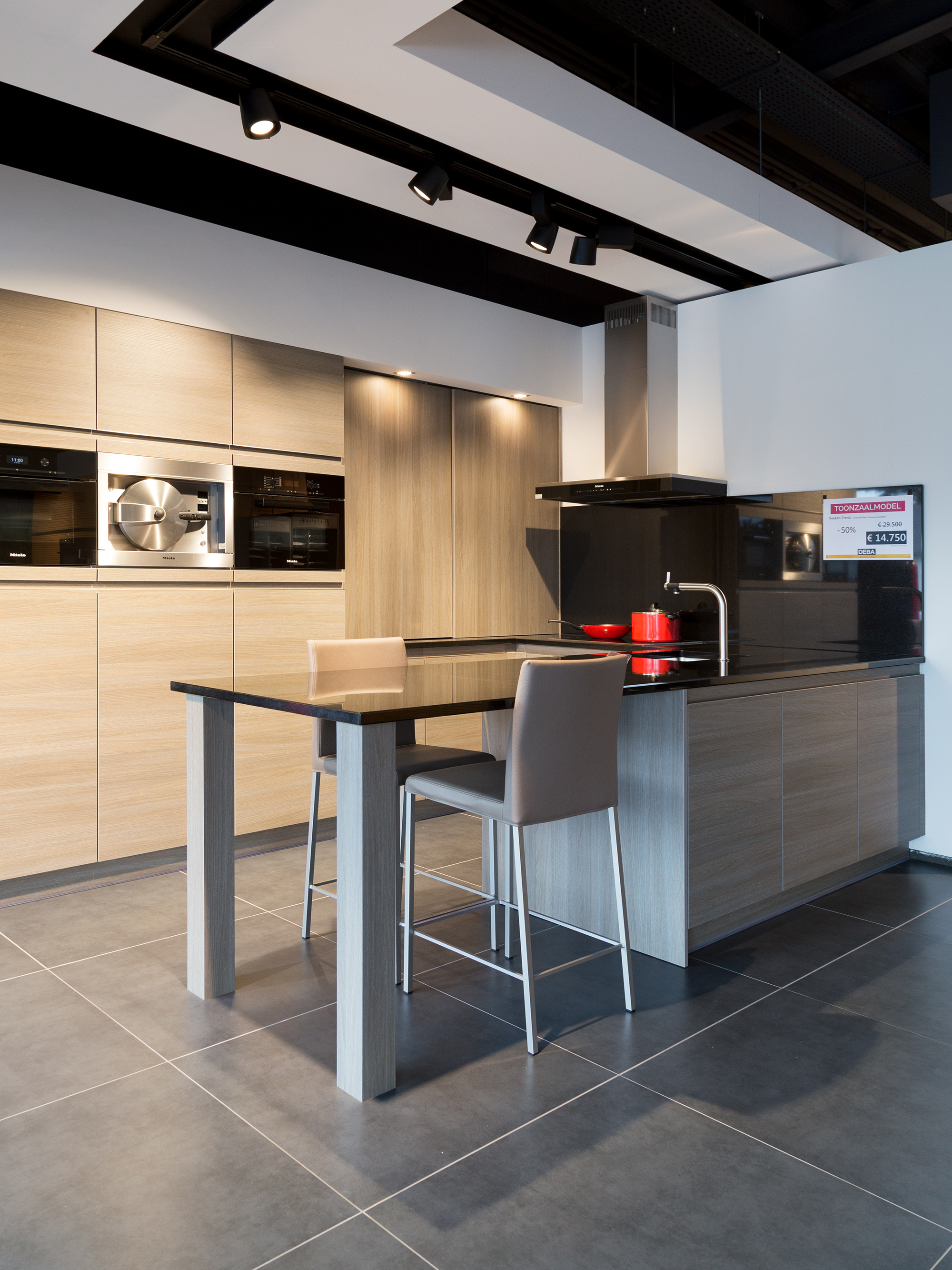 Tegenhanger afdeling Kust Moderne keuken met luxe toestellen en zitgedeelte | DEBA Meubelen